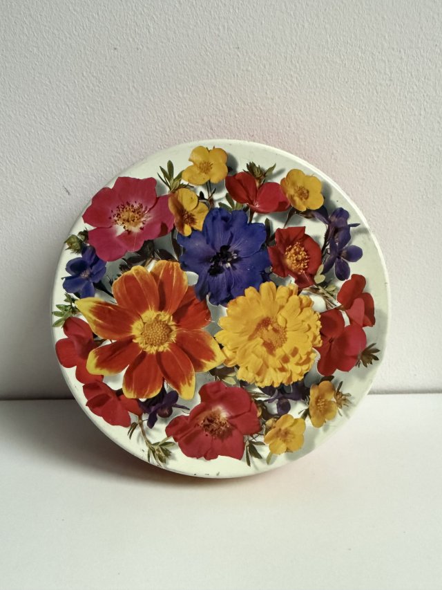 Retro puszka metalowa w kwiaty