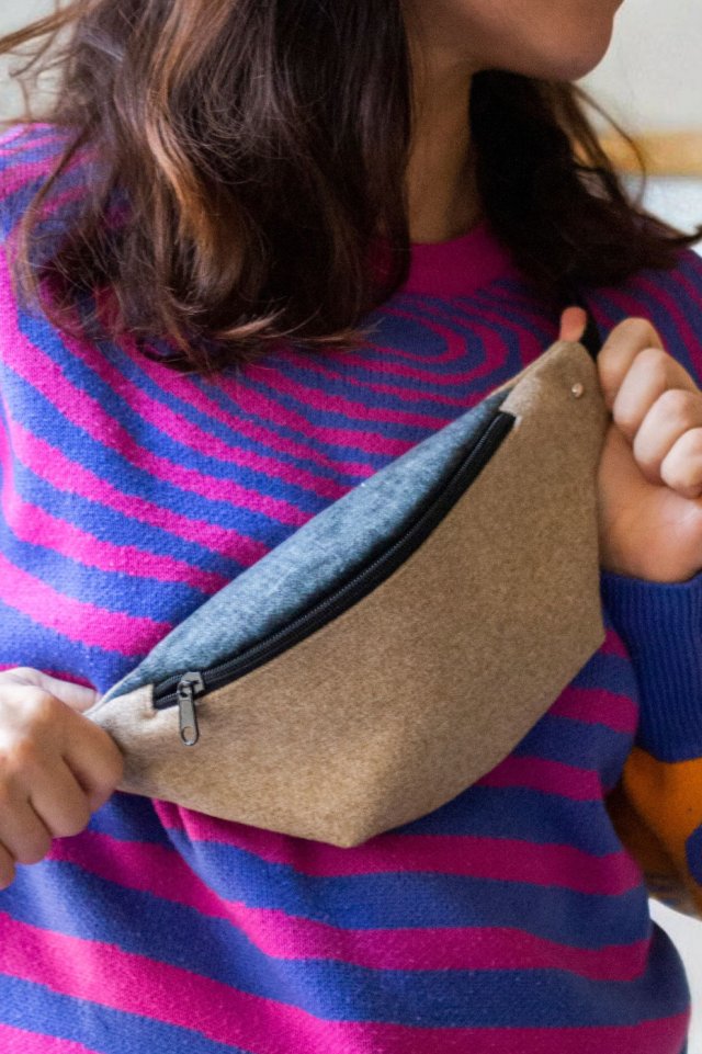 Beżowa nerka z brudnoniebieską klapą