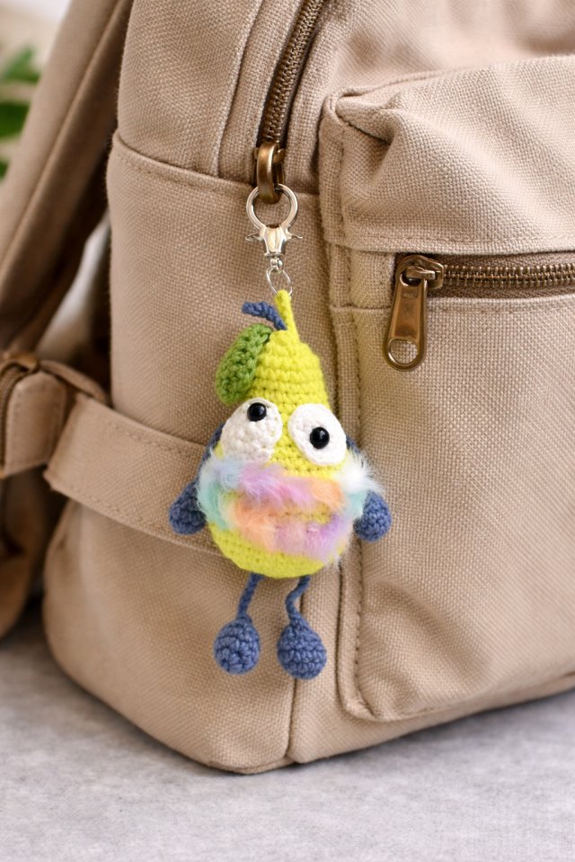 Kolorowy brelok szydełkowy – wesoły stworek handmade