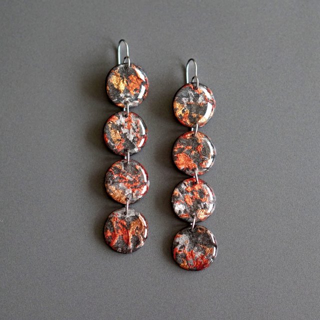 Abstrakcyjne kolczyki z papieru i żywicy