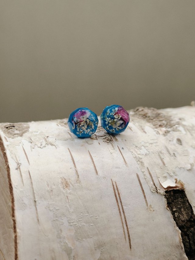 Kolczyki Niebieska Łąka – ręcznie robione kolczyki z żywicy z zatopionymi kwiatami