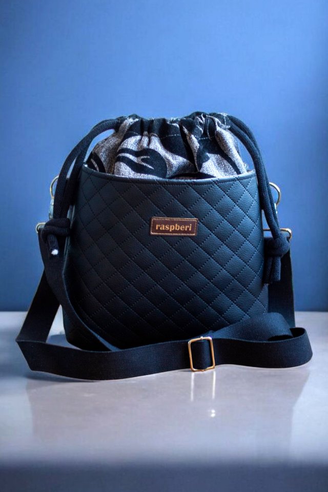 Czarna pikowana listonoszka z kominem z ekoskóry