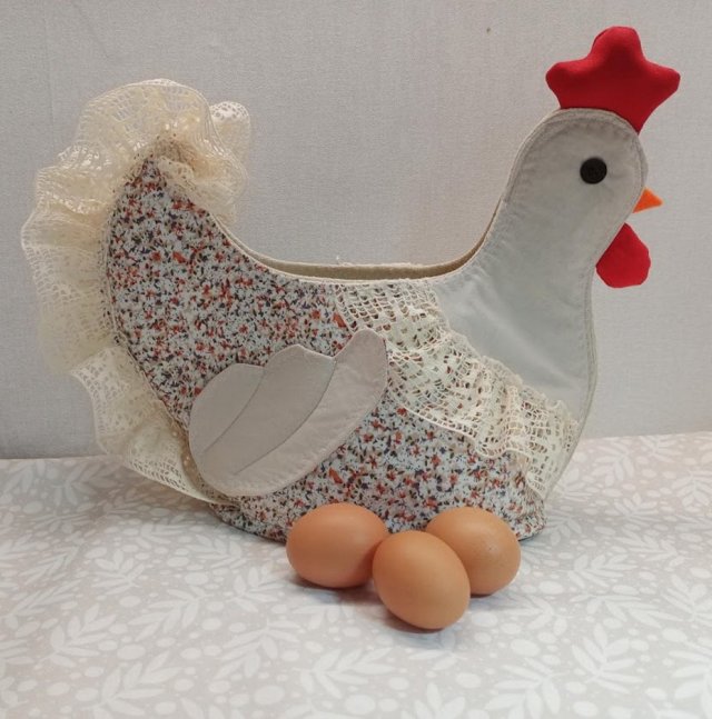 Kura wielkanocna  na jajka, owoce itp.