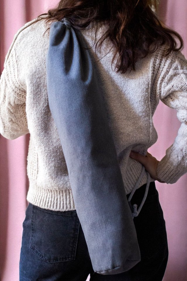 Szary pokrowiec na matę do jogi