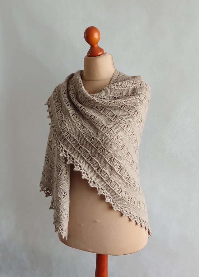 Chusta na drutach, ażur, beż.