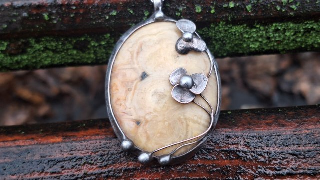 Kwiaty na agacie - wisiorek