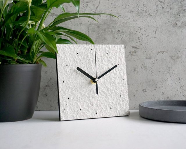 Biały zegar stojący do salonu