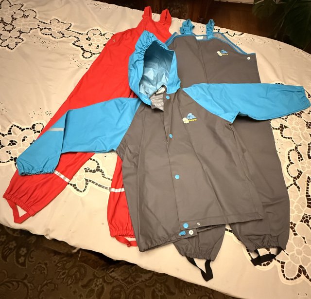 Dwa zestawy odzieży przeciwdeszczowej 128