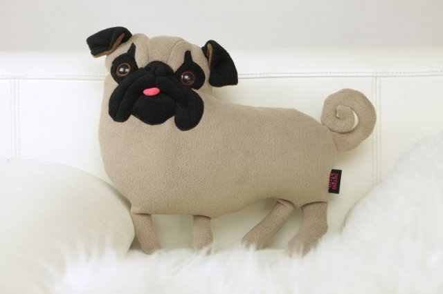 poduszka beżowy mops z tęczowym rogiem / zamówienie dla P. Katarzyny