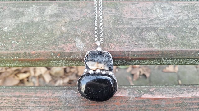 Turmalin jak węgiel - wisiorek