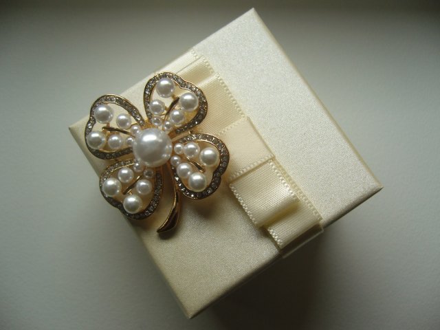 PIĘKNA BROSZKA CZTEROLISTNA KONICZYNA NA SZCZĘŚCIE