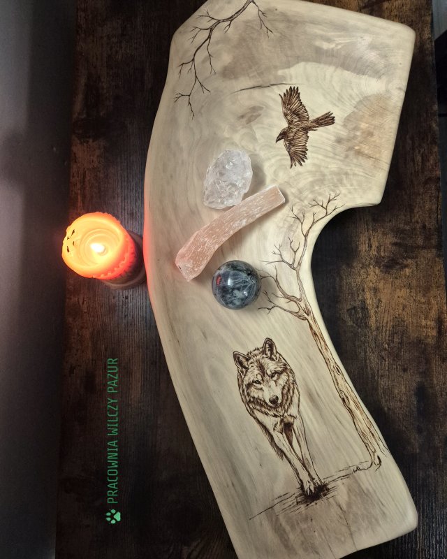 Misa z drewna ręcznie rzeźbiona, zdobiona pirografią "Wilk i kruk"