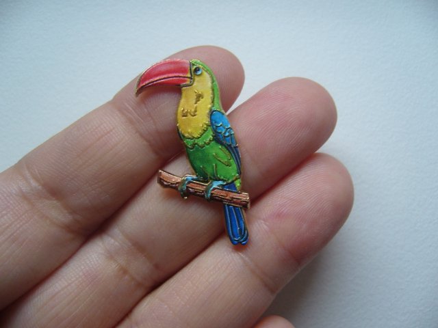METALOWA EMALIOWANA PRZYPINKA PIN PTAK TUKAN