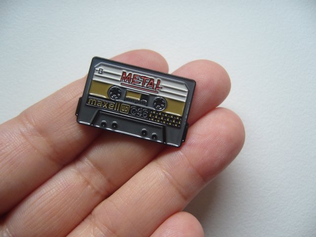 METALOWA EMALIOWANA PIN PRZYPINKA KASETA MAGNETOFONOWA