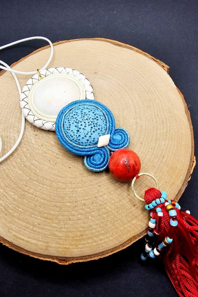 Kolorowy wisior sutasz z chwostem 3