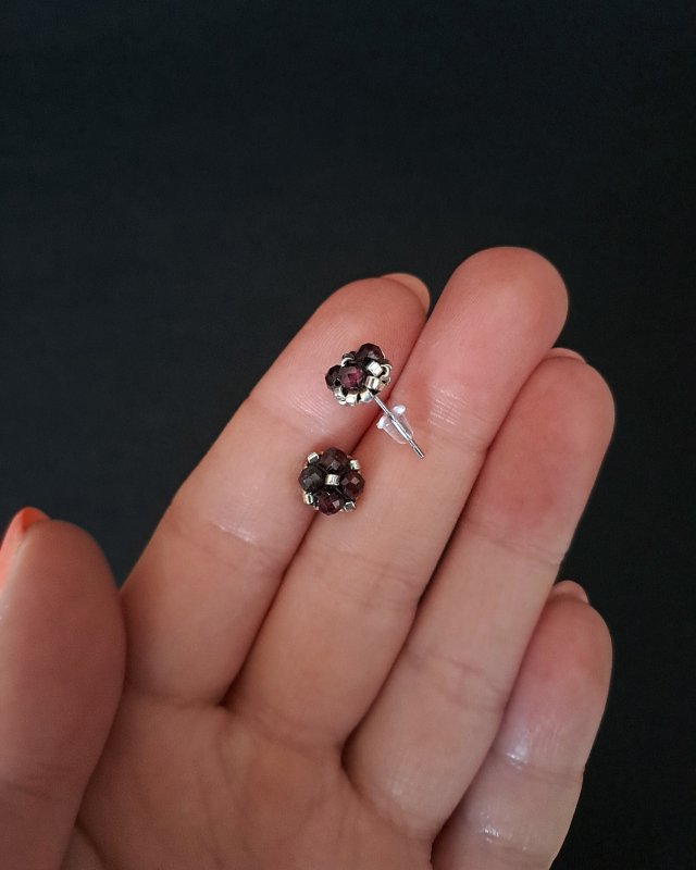 Delikatne Kolczyki Sztyfty - Granat