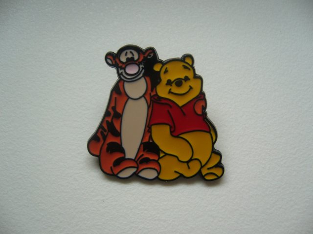 METALOWA EMALIOWANA PIN PRZYPINKA BROSZKA KUBUŚ PUCHATEK I TYGRYSEK