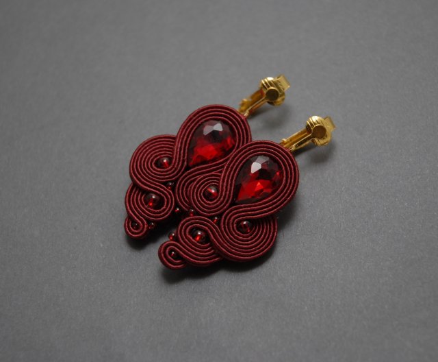 bordowe kolczyki sutasz