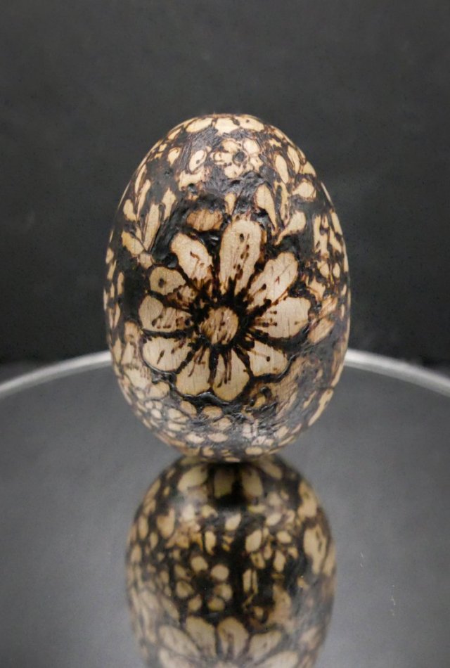 Ręcznie dekorowane drewniane jajko – Kwiaty, pirografia, wypalane w drewnie, upominek na Wielkanoc