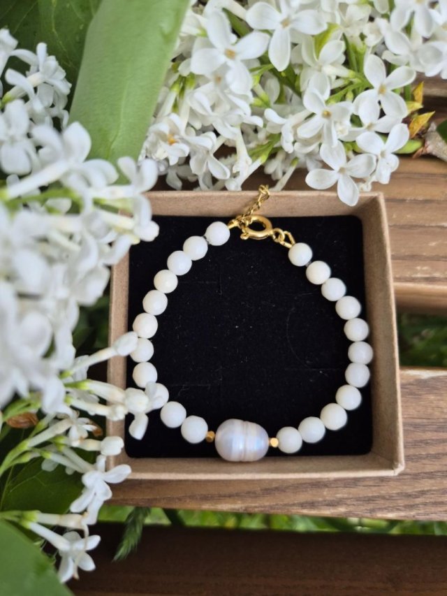 Bransoletka dla dziewczynki z białego koralu, białej perły i pozłacanego srebra