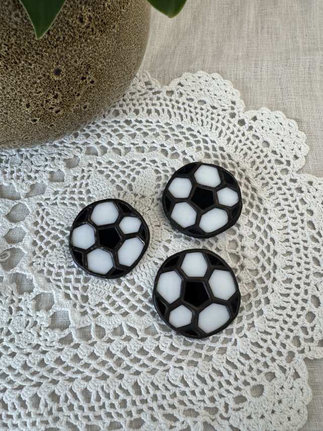 Czarno-biała broszka szklana witrażowa "Piłka nożna"