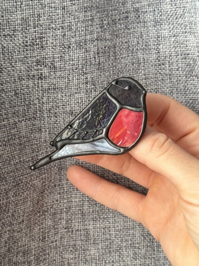 Broszka witrażowa ptak Gil Witraż w stylu Tiffany