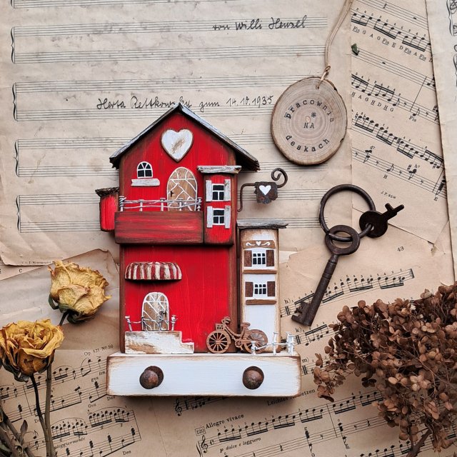 Czerwony domek wieszak na klucze i drobiazgi