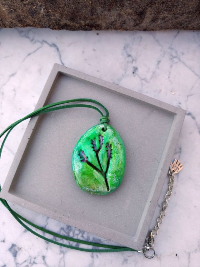 Leśna Harmonia – ręcznie robiony wisiorek z glinki