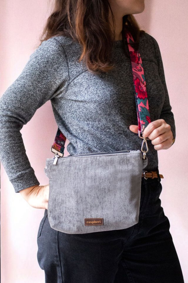 Szara kopertówka na kolorowym pasku w kwiaty