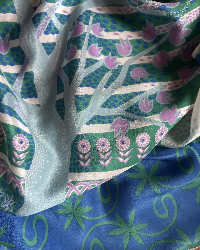 100 % Silk scarf made in France  oryginalna jedwabna chusta tulipanowe drzewo w ciekawie złożonych barwach wysoka jakość jedwabiu