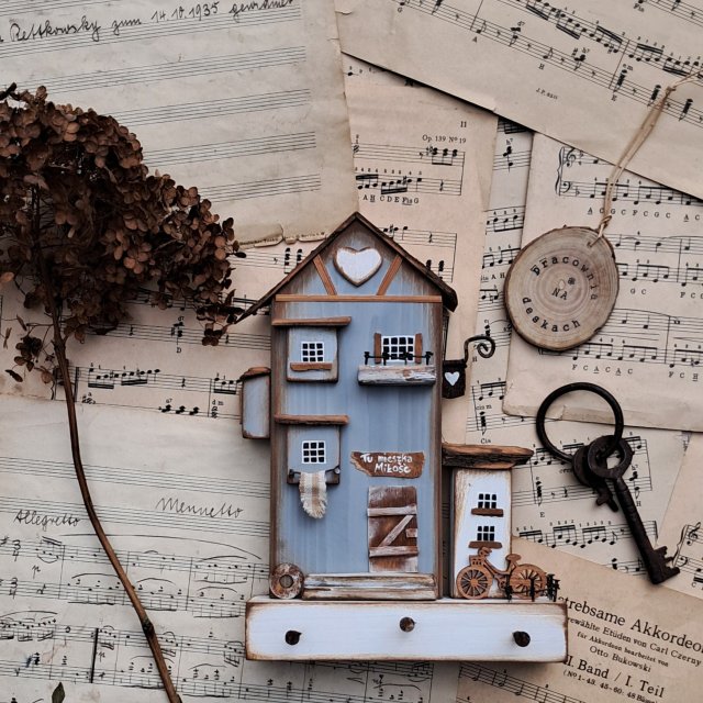 Szary domek wieszak na klucze i drobiazgi