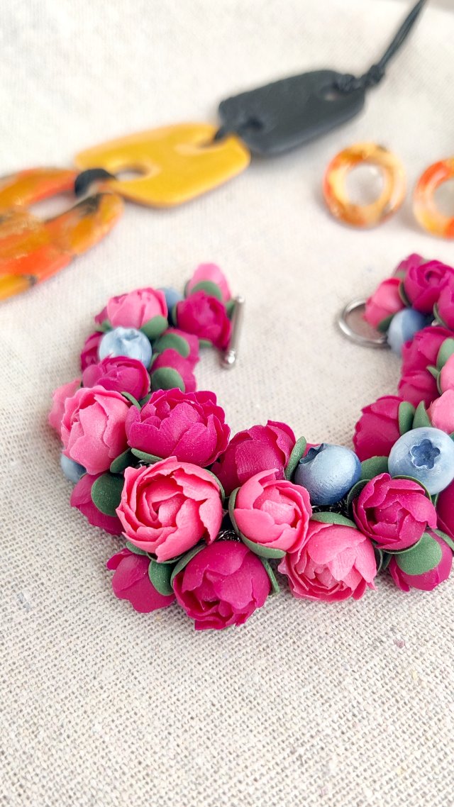 Bransoletka z piwoniami – Ręcznie robiona, stal chirurgiczna, prezent na Dzień Kobiet