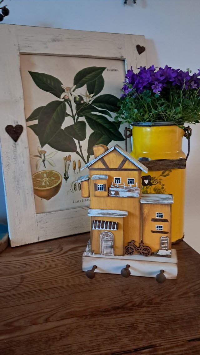 Żółty domek wieszak na klucze i drobiazgi