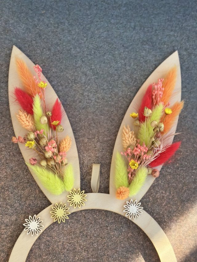 Uszata zawieszka z suszonymi roślinami