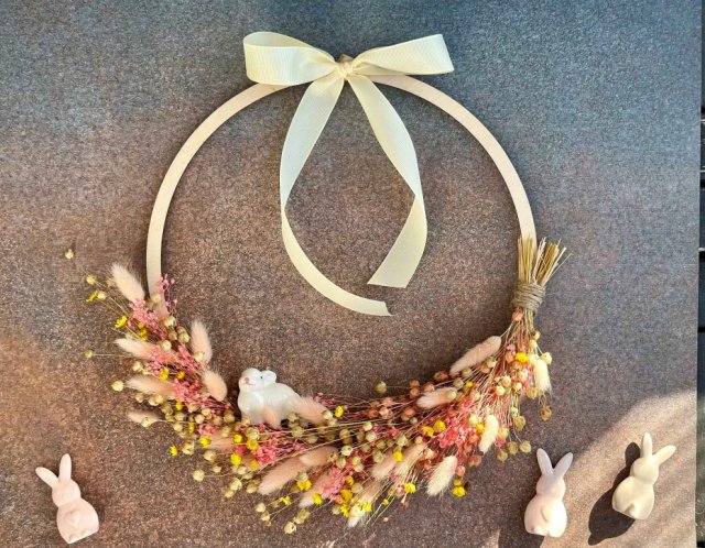 Wianek z suszonych roślin, kolorowy wianek wiosenny z figurką zajączka