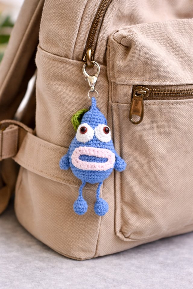 Kolorowy brelok szydełkowy – wesoły stworek handmade