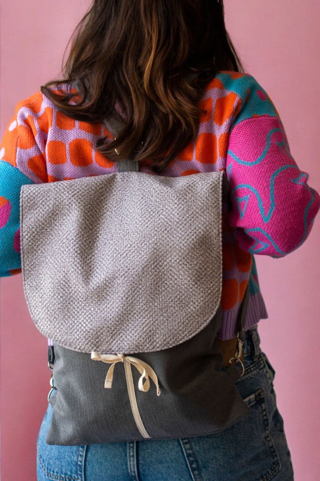 Szary plecak z klapą