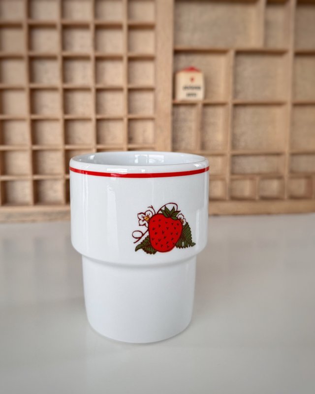 Kubek barowy w truskawki, klasyk PRL