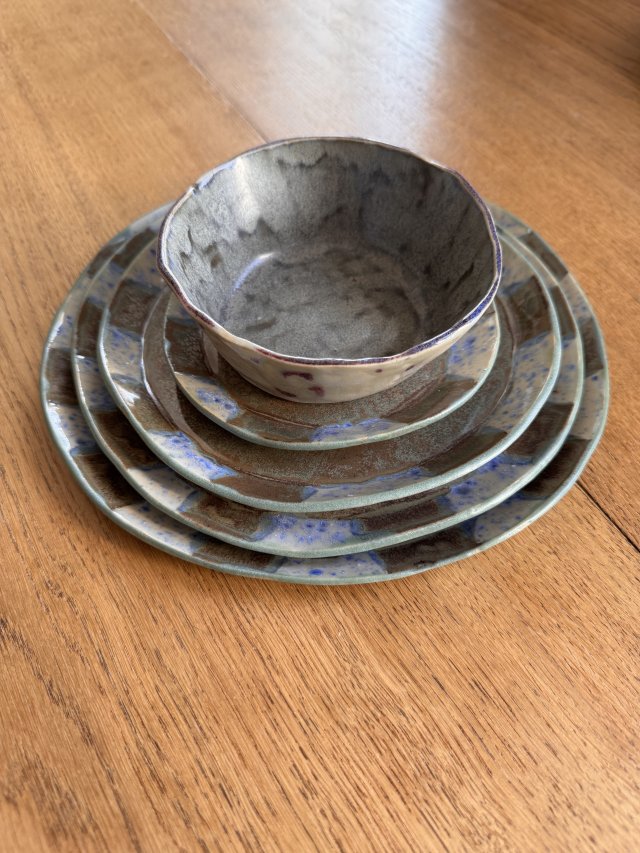 Zestaw Ręcznie Robionych Talerzy Ceramicznych – Naturalna Elegancja