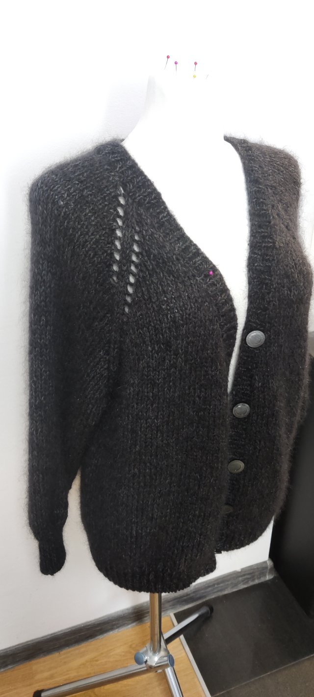 Klasyczny sweter oversize, rozpinany.