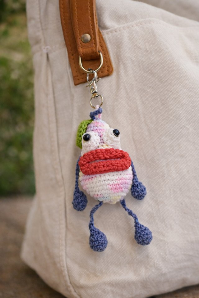 Kolorowy brelok szydełkowy – wesoły stworek handmade