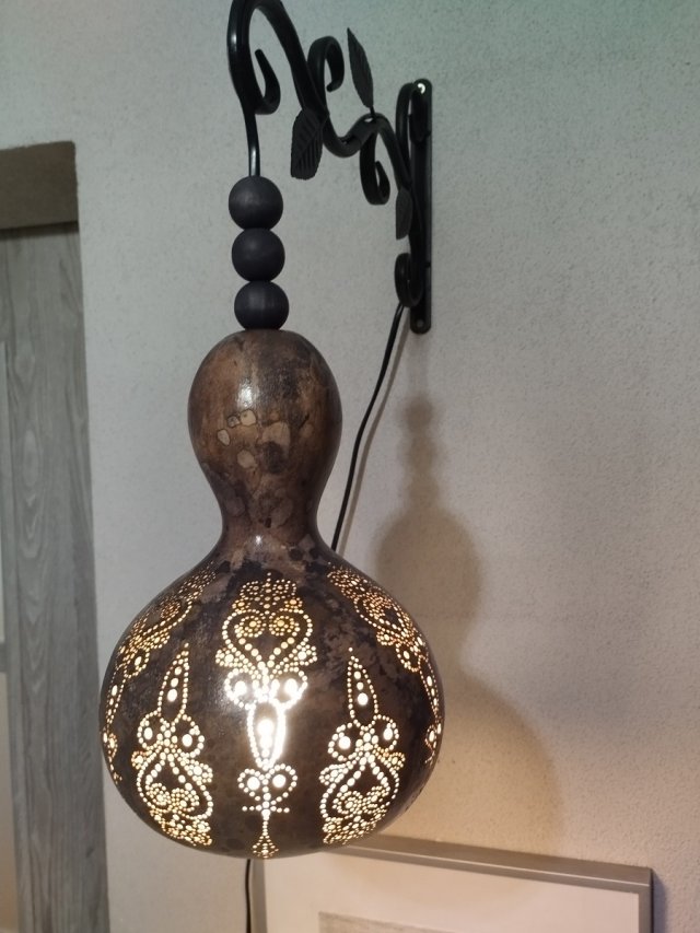 Ręcznie wykonany kinkiet z naturalnej tykwy – antracyt, unikat