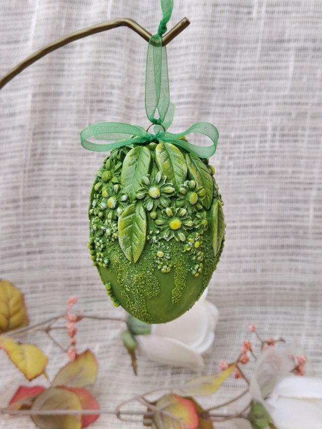 Pisanka dekoracyjna Wiosenna Łąka – zielona zawieszka z motywem kwiatowym 3D