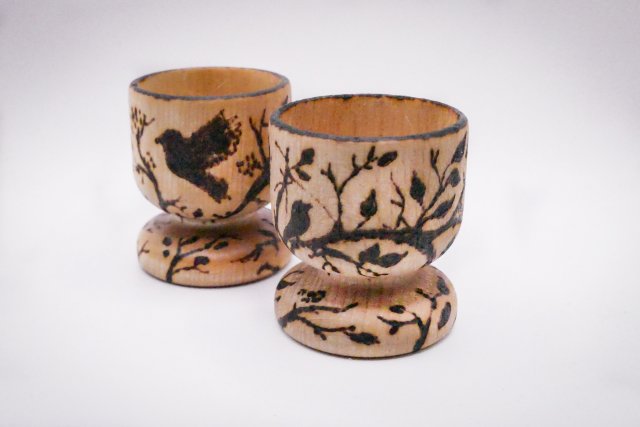 Dwa drewniane kieliszki na jajka "Ptaki" – ręcznie zdobione, wypalane w drewnie,unikatowe,prezent;pirografia,handmade,zestaw śniadaniowy