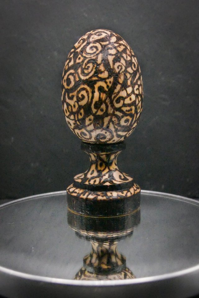 Ręcznie dekorowane drewniane jajko – Abstrakcja natura, i stojak, pirografia, wypalane w drewnie, upominek na Wielkanoc