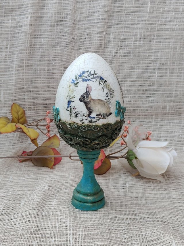 Pisanka dekoracyjna Leśny Zajączek na postumencie
