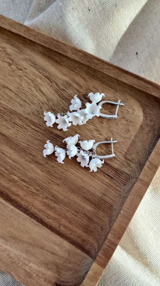 Unikatowa biżuteria na wiosnę. Ręcznie lepione Konwalie