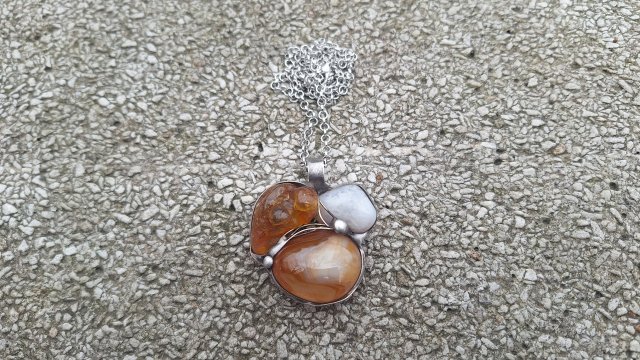 Agaty z dodatkiem - wisiorek