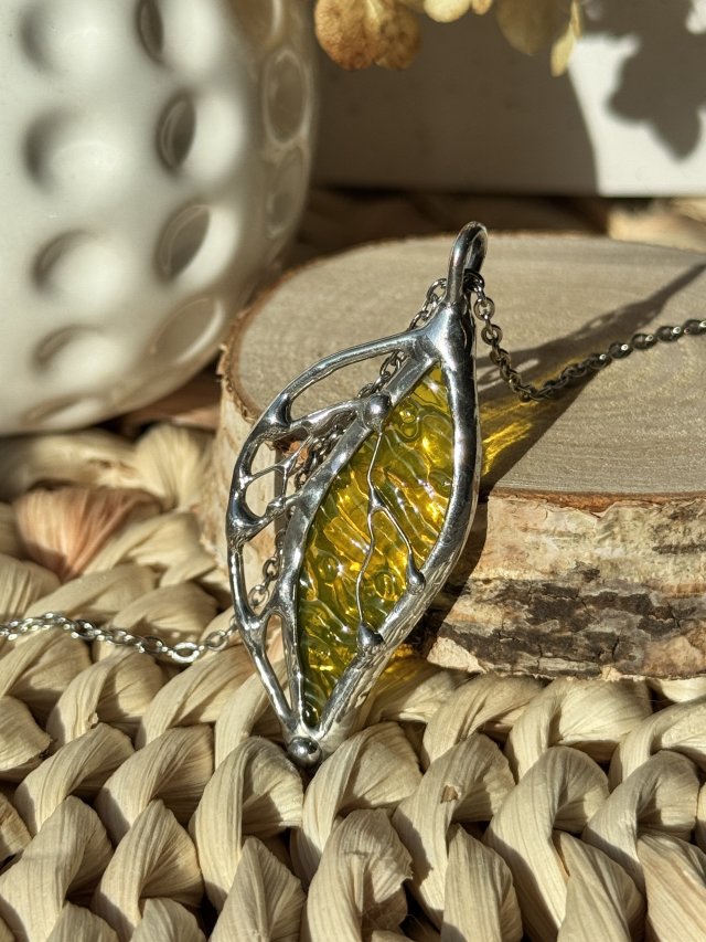Szklany wisiorek na łańcuszku Naszyjnik Witraż Listek kolor żółty
