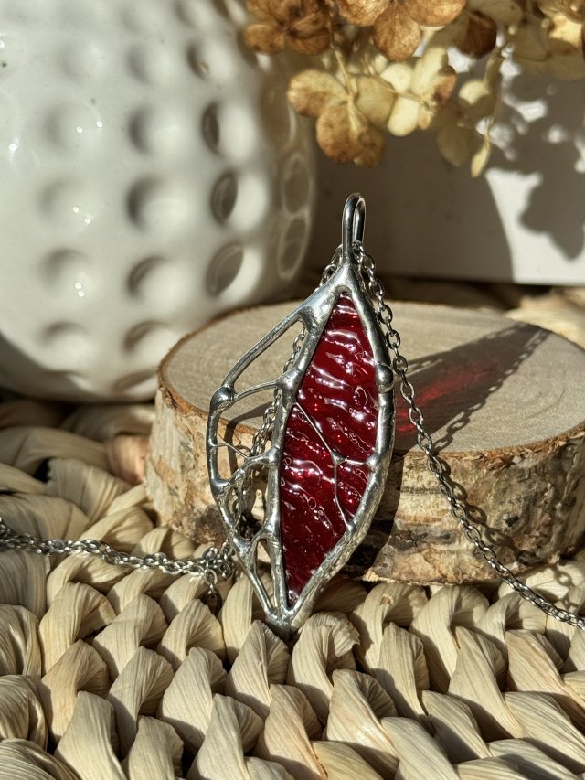 Szklany wisiorek na łańcuszku  Naszyjnik Listek kolor Chewrony